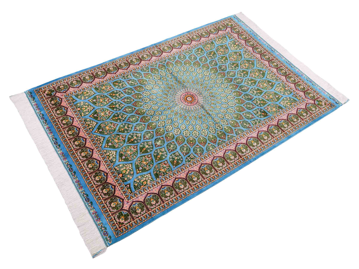 Ghom Maschinenteppich "Goshasp" 150 x 100 cm, mit Medaillon, aus pflanzlicher Seide (Viskose), Blau-Grün. Teppichnummer: V40TQ150H. Persian Luxury Collection by Khademi. Made in Iran / Persia – Vertrieb durch JUPITER Intl.