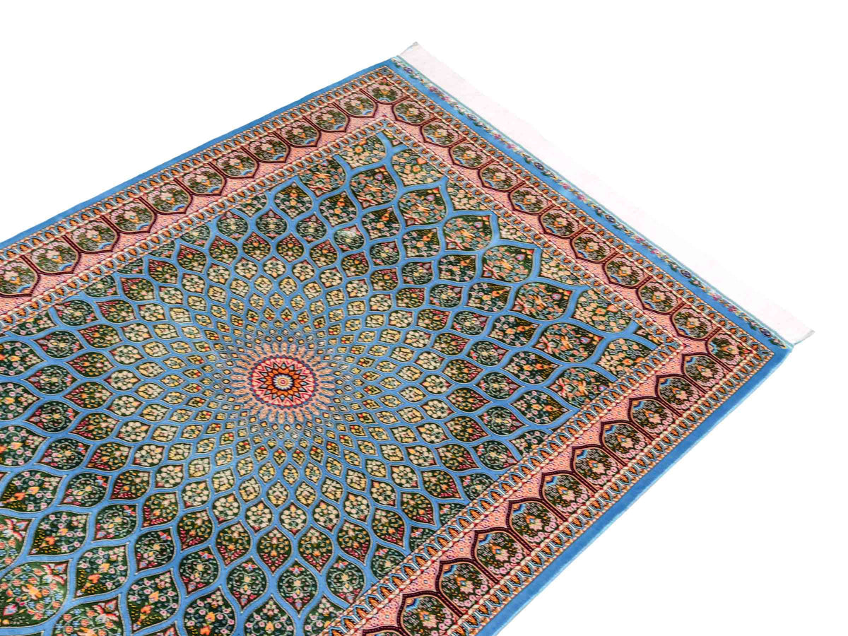 Ghom Maschinenteppich "Goshasp" 150 x 100 cm, mit Medaillon, aus pflanzlicher Seide (Viskose), Blau-Grün. Teppichnummer: V40TQ150H. Persian Luxury Collection by Khademi. Made in Iran / Persia – Vertrieb durch JUPITER Intl.