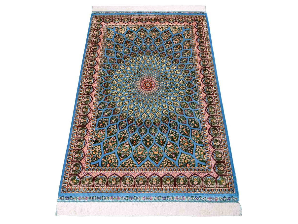 Ghom Maschinenteppich "Goshasp" 150 x 100 cm, mit Medaillon, aus pflanzlicher Seide (Viskose), Blau-Grün. Teppichnummer: V40TQ150H. Persian Luxury Collection by Khademi. Made in Iran / Persia – Vertrieb durch JUPITER Intl.
