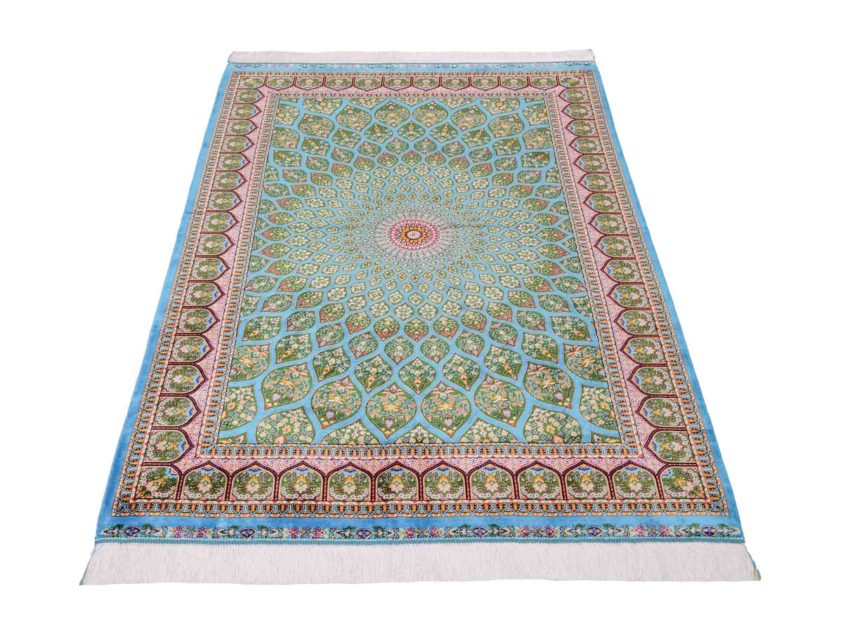 Ghom Maschinenteppich "Goshasp" 150 x 100 cm, mit Medaillon, aus pflanzlicher Seide (Viskose), Blau-Grün. Teppichnummer: V40TQ150H. Persian Luxury Collection by Khademi. Made in Iran / Persia – Vertrieb durch JUPITER Intl.