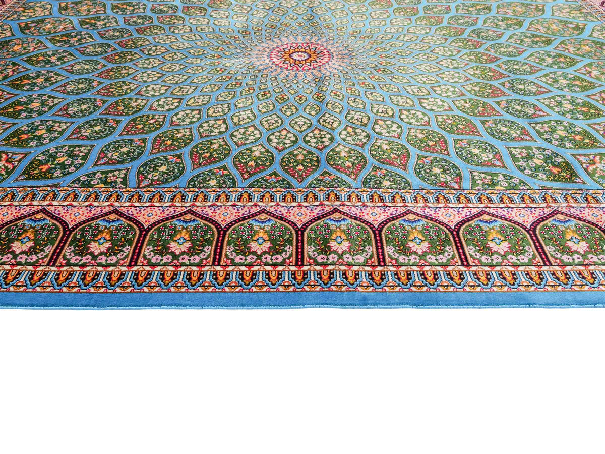 Ghom Maschinenteppich "Goshasp" 150 x 100 cm, mit Medaillon, aus pflanzlicher Seide (Viskose), Blau-Grün. Teppichnummer: V40TQ150H. Persian Luxury Collection by Khademi. Made in Iran / Persia – Vertrieb durch JUPITER Intl.