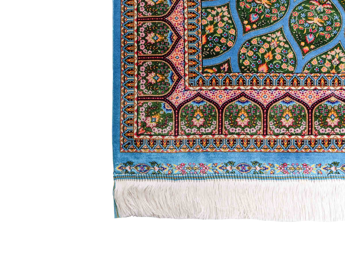 Ghom Maschinenteppich "Goshasp" 150 x 100 cm, mit Medaillon, aus pflanzlicher Seide (Viskose), Blau-Grün. Teppichnummer: V40TQ150H. Persian Luxury Collection by Khademi. Made in Iran / Persia – Vertrieb durch JUPITER Intl.