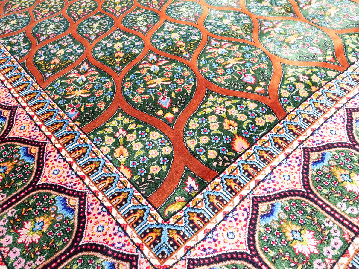 Ghom Maschinenteppich "Goshasp" 150 x 100 cm, mit Medaillon, aus pflanzlicher Seide (Viskose), Braun-Grün. Teppichnummer: V40WN150H. Persian Luxury Collection by Khademi. Made in Iran / Persia – Vertrieb durch JUPITER Intl.