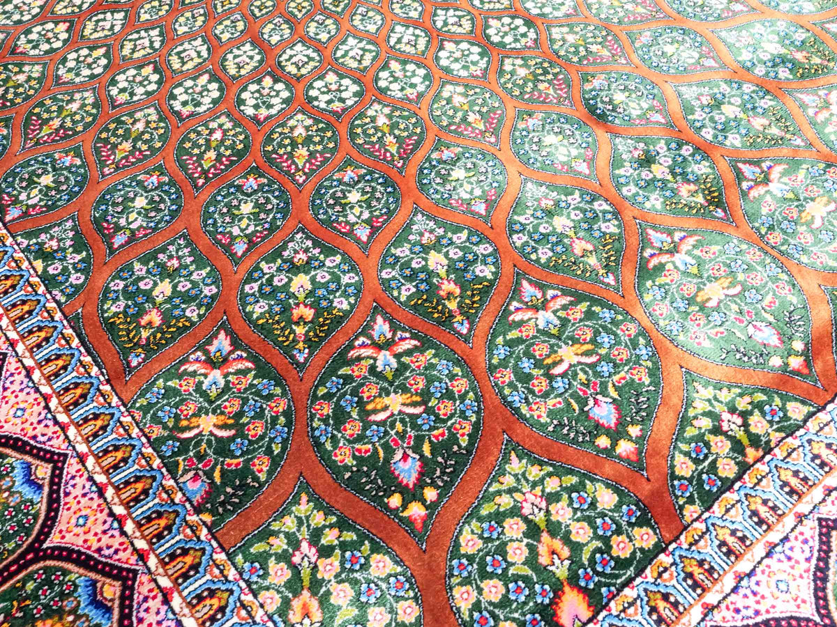 Ghom Maschinenteppich "Goshasp" 150 x 100 cm, mit Medaillon, aus pflanzlicher Seide (Viskose), Braun-Grün. Teppichnummer: V40WN150H. Persian Luxury Collection by Khademi. Made in Iran / Persia – Vertrieb durch JUPITER Intl.