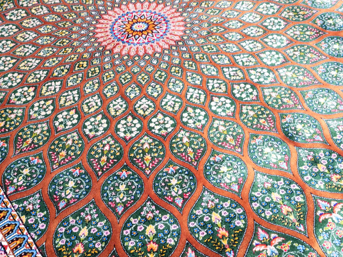 Ghom Maschinenteppich "Goshasp" 150 x 100 cm, mit Medaillon, aus pflanzlicher Seide (Viskose), Braun-Grün. Teppichnummer: V40WN150H. Persian Luxury Collection by Khademi. Made in Iran / Persia – Vertrieb durch JUPITER Intl.