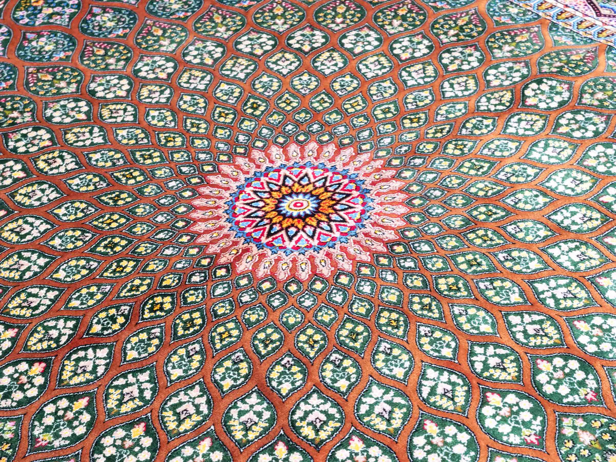Ghom Maschinenteppich "Goshasp" 150 x 100 cm, mit Medaillon, aus pflanzlicher Seide (Viskose), Braun-Grün. Teppichnummer: V40WN150H. Persian Luxury Collection by Khademi. Made in Iran / Persia – Vertrieb durch JUPITER Intl.