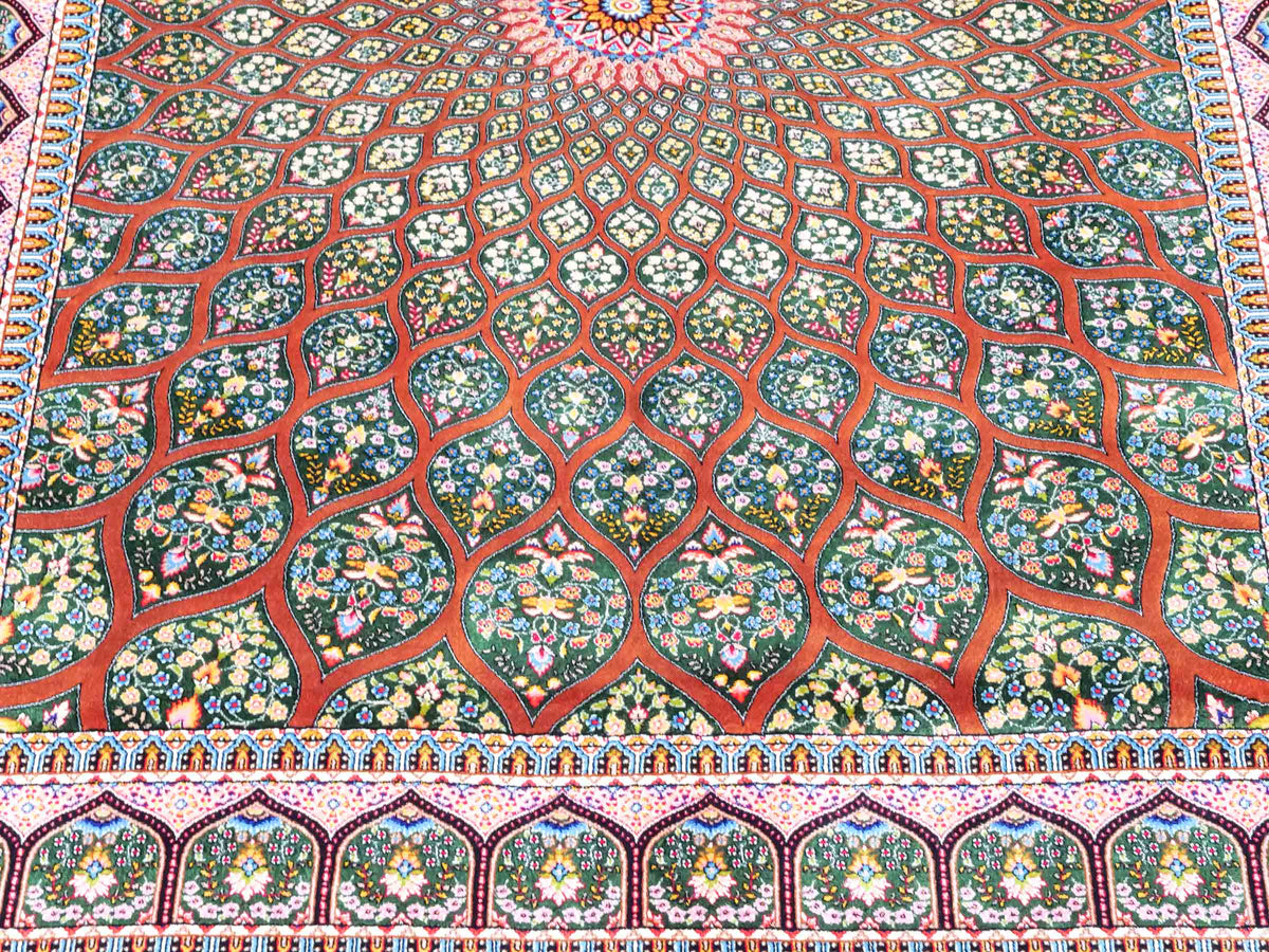 Ghom Maschinenteppich "Goshasp" 150 x 100 cm, mit Medaillon, aus pflanzlicher Seide (Viskose), Braun-Grün. Teppichnummer: V40WN150H. Persian Luxury Collection by Khademi. Made in Iran / Persia – Vertrieb durch JUPITER Intl.