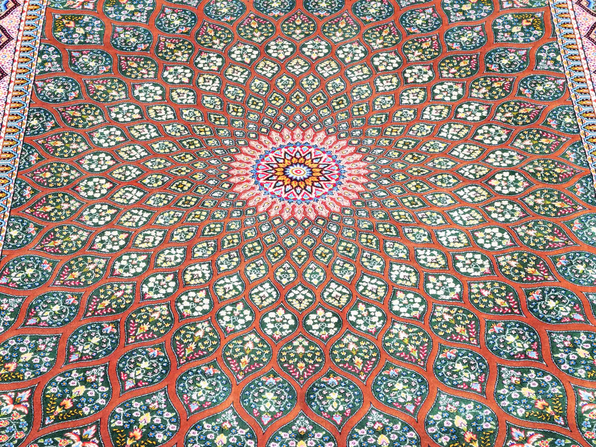Ghom Maschinenteppich "Goshasp" 150 x 100 cm, mit Medaillon, aus pflanzlicher Seide (Viskose), Braun-Grün. Teppichnummer: V40WN150H. Persian Luxury Collection by Khademi. Made in Iran / Persia – Vertrieb durch JUPITER Intl.