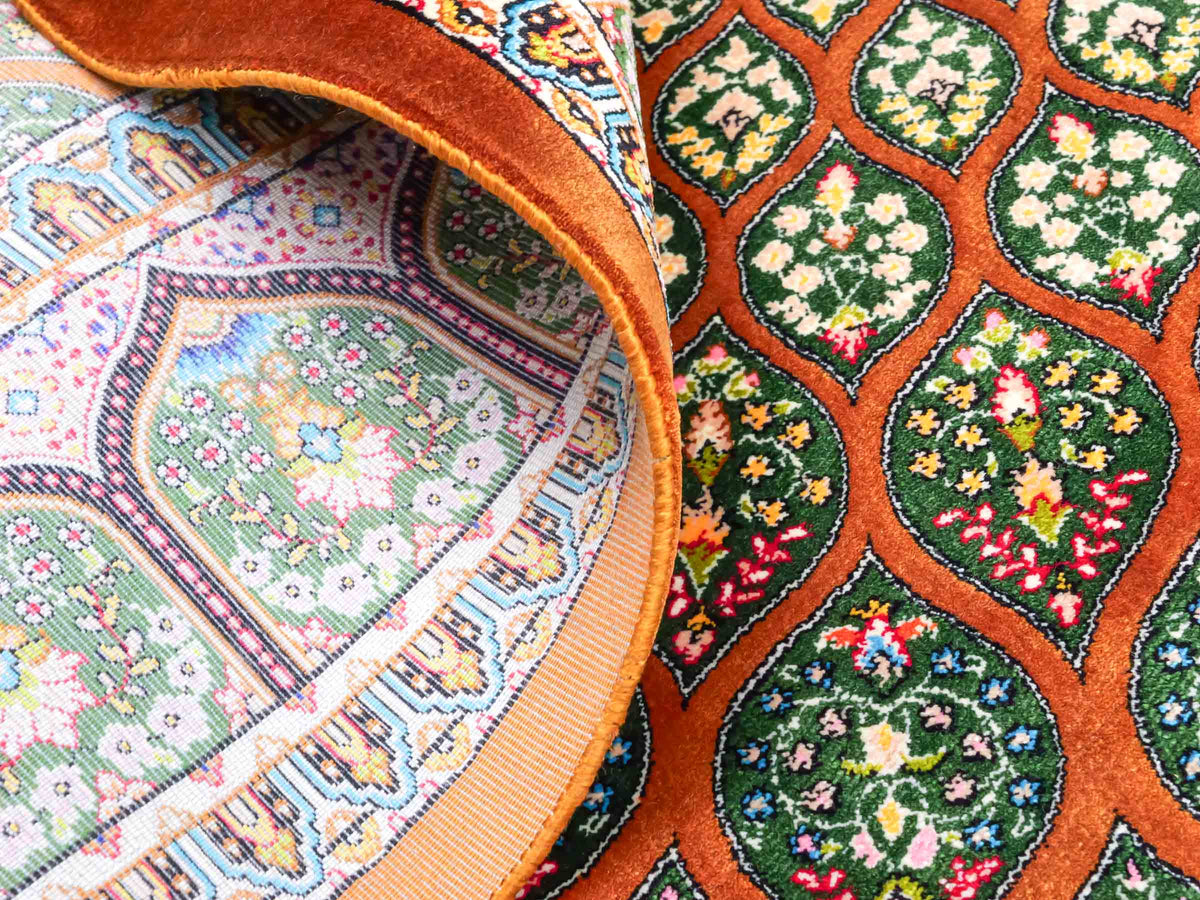 Ghom Maschinenteppich "Goshasp" 150 x 100 cm, mit Medaillon, aus pflanzlicher Seide (Viskose), Braun-Grün. Teppichnummer: V40WN150H. Persian Luxury Collection by Khademi. Made in Iran / Persia – Vertrieb durch JUPITER Intl.