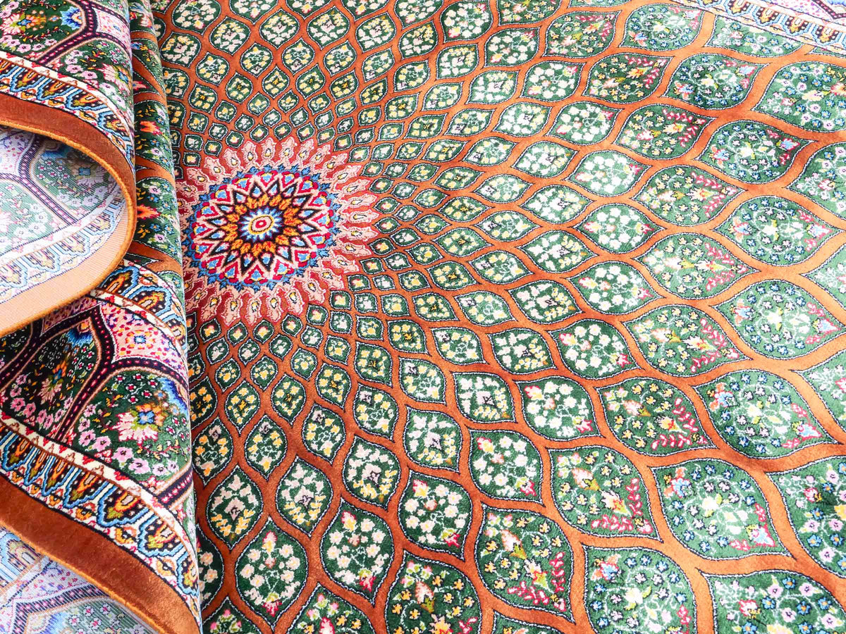 Ghom Maschinenteppich "Goshasp" 150 x 100 cm, mit Medaillon, aus pflanzlicher Seide (Viskose), Braun-Grün. Teppichnummer: V40WN150H. Persian Luxury Collection by Khademi. Made in Iran / Persia – Vertrieb durch JUPITER Intl.