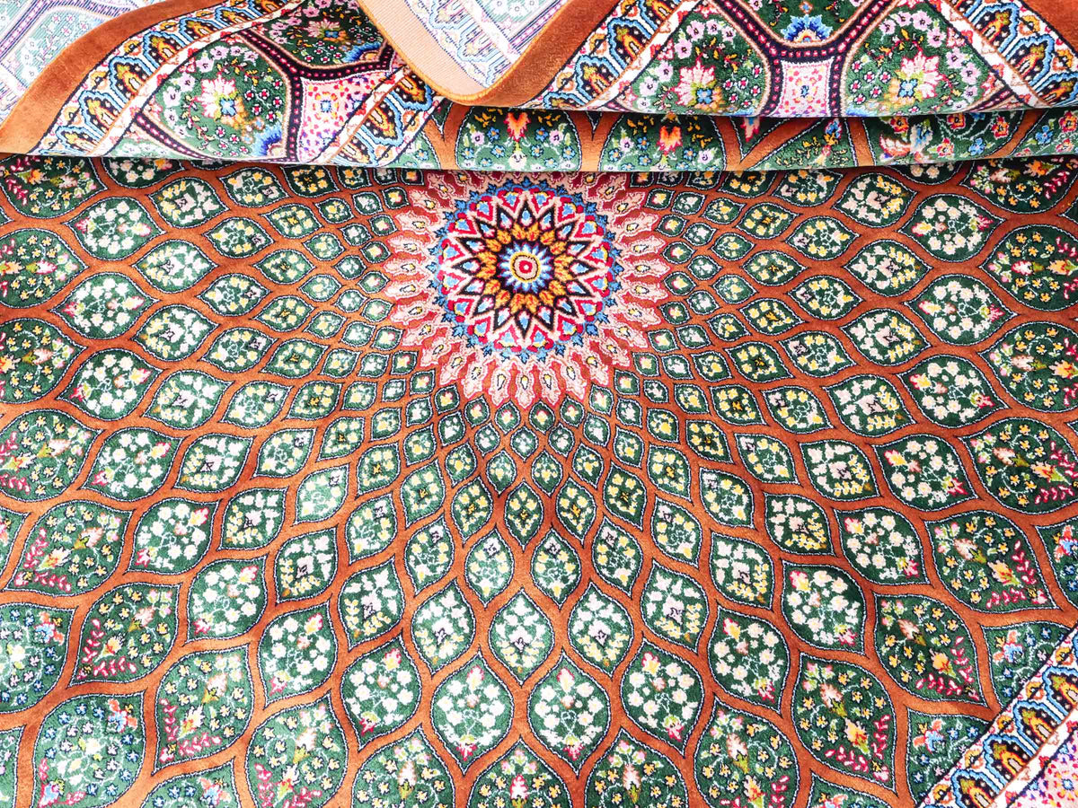Ghom Maschinenteppich "Goshasp" 150 x 100 cm, mit Medaillon, aus pflanzlicher Seide (Viskose), Braun-Grün. Teppichnummer: V40WN150H. Persian Luxury Collection by Khademi. Made in Iran / Persia – Vertrieb durch JUPITER Intl.