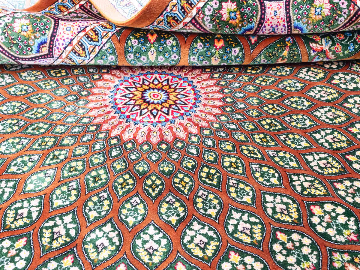 Ghom Maschinenteppich "Goshasp" 150 x 100 cm, mit Medaillon, aus pflanzlicher Seide (Viskose), Braun-Grün. Teppichnummer: V40WN150H. Persian Luxury Collection by Khademi. Made in Iran / Persia – Vertrieb durch JUPITER Intl.