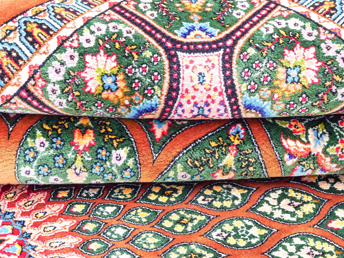 Ghom Maschinenteppich "Goshasp" 150 x 100 cm, mit Medaillon, aus pflanzlicher Seide (Viskose), Braun-Grün. Teppichnummer: V40WN150H. Persian Luxury Collection by Khademi. Made in Iran / Persia – Vertrieb durch JUPITER Intl.