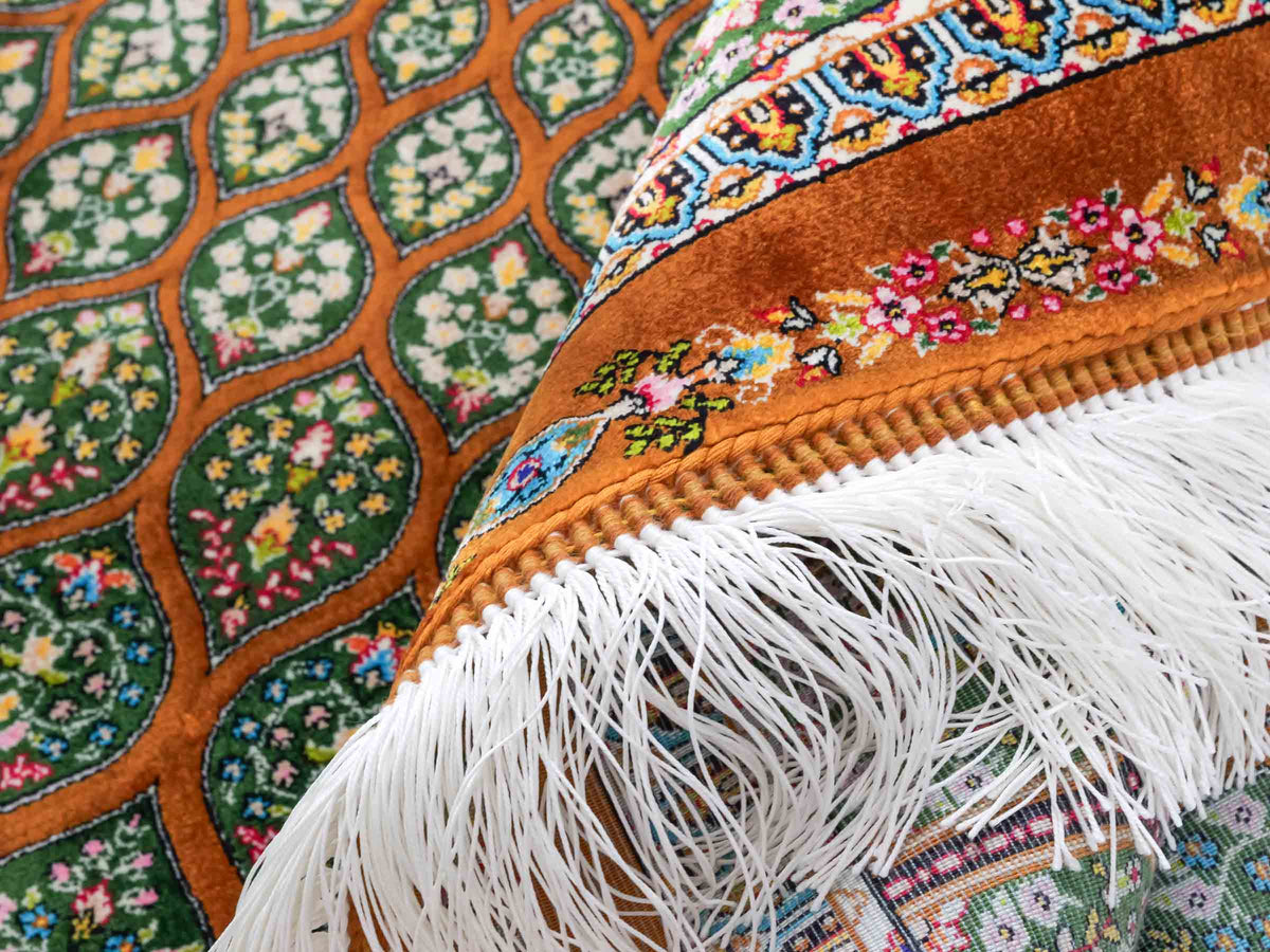 Ghom Maschinenteppich "Goshasp" 150 x 100 cm, mit Medaillon, aus pflanzlicher Seide (Viskose), Braun-Grün. Teppichnummer: V40WN150H. Persian Luxury Collection by Khademi. Made in Iran / Persia – Vertrieb durch JUPITER Intl.