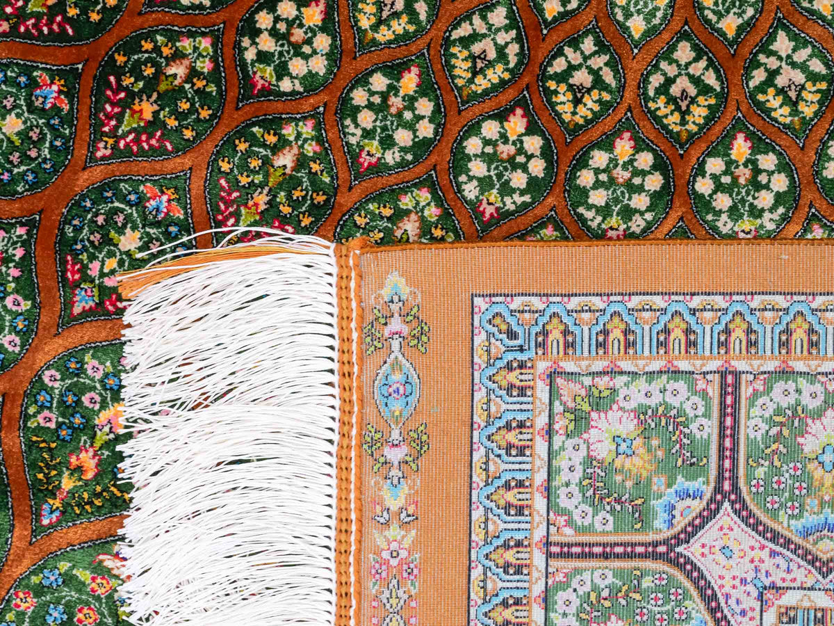Ghom Maschinenteppich "Goshasp" 150 x 100 cm, mit Medaillon, aus pflanzlicher Seide (Viskose), Braun-Grün. Teppichnummer: V40WN150H. Persian Luxury Collection by Khademi. Made in Iran / Persia – Vertrieb durch JUPITER Intl.