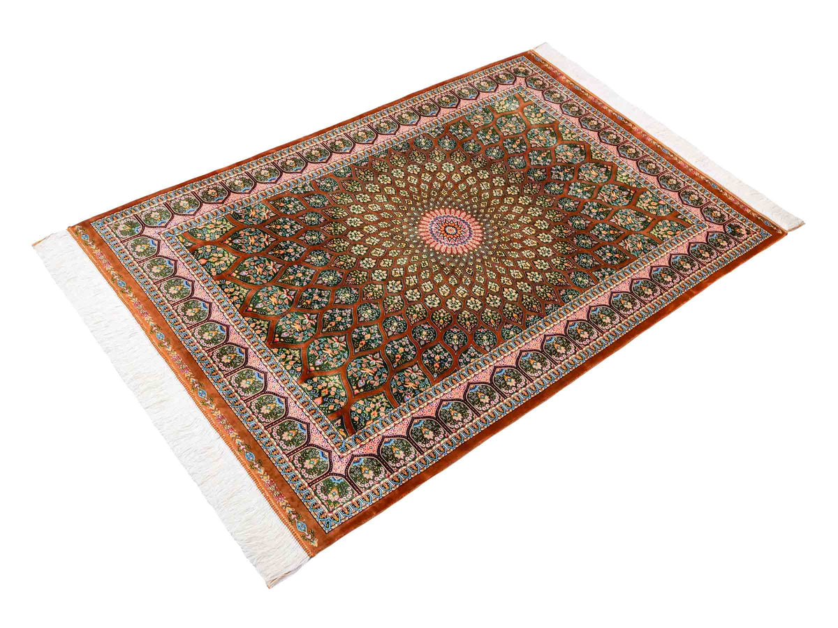 Ghom Maschinenteppich "Goshasp" 150 x 100 cm, mit Medaillon, aus pflanzlicher Seide (Viskose), Braun-Grün. Teppichnummer: V40WN150H. Persian Luxury Collection by Khademi. Made in Iran / Persia – Vertrieb durch JUPITER Intl.