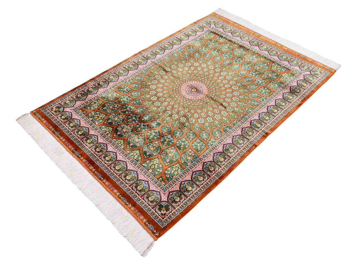 Ghom Maschinenteppich "Goshasp" 150 x 100 cm, mit Medaillon, aus pflanzlicher Seide (Viskose), Braun-Grün. Teppichnummer: V40WN150H. Persian Luxury Collection by Khademi. Made in Iran / Persia – Vertrieb durch JUPITER Intl.