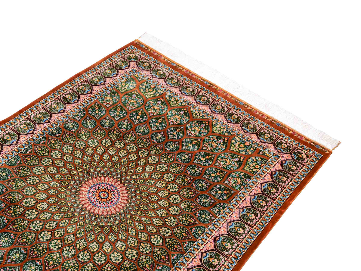 Ghom Maschinenteppich "Goshasp" 150 x 100 cm, mit Medaillon, aus pflanzlicher Seide (Viskose), Braun-Grün. Teppichnummer: V40WN150H. Persian Luxury Collection by Khademi. Made in Iran / Persia – Vertrieb durch JUPITER Intl.