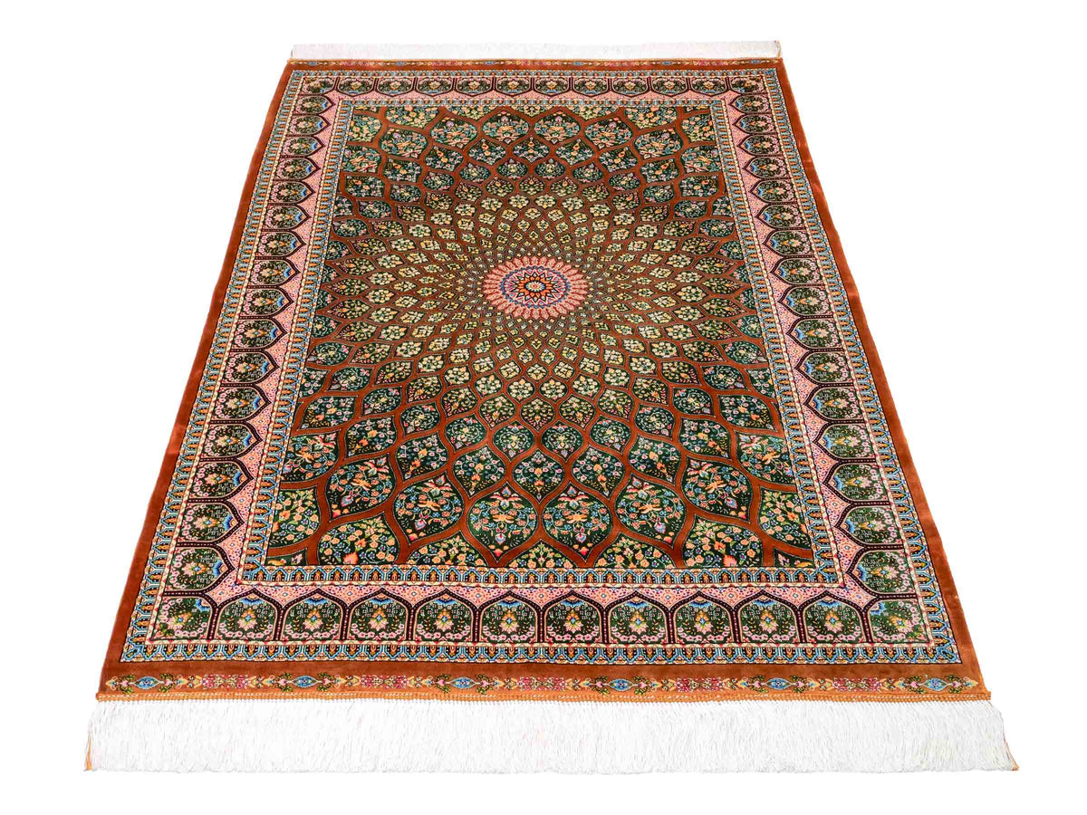Ghom Maschinenteppich "Goshasp" 150 x 100 cm, mit Medaillon, aus pflanzlicher Seide (Viskose), Braun-Grün. Teppichnummer: V40WN150H. Persian Luxury Collection by Khademi. Made in Iran / Persia – Vertrieb durch JUPITER Intl.