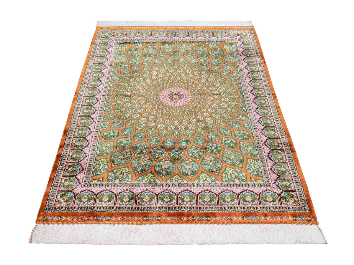Ghom Maschinenteppich "Goshasp" 150 x 100 cm, mit Medaillon, aus pflanzlicher Seide (Viskose), Braun-Grün. Teppichnummer: V40WN150H. Persian Luxury Collection by Khademi. Made in Iran / Persia – Vertrieb durch JUPITER Intl.