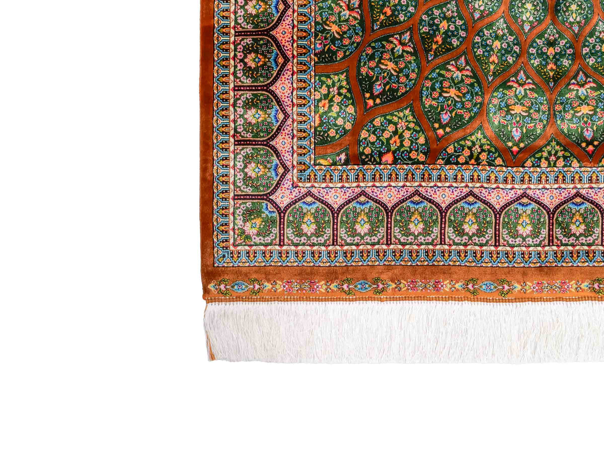 Ghom Maschinenteppich "Goshasp" 150 x 100 cm, mit Medaillon, aus pflanzlicher Seide (Viskose), Braun-Grün. Teppichnummer: V40WN150H. Persian Luxury Collection by Khademi. Made in Iran / Persia – Vertrieb durch JUPITER Intl.