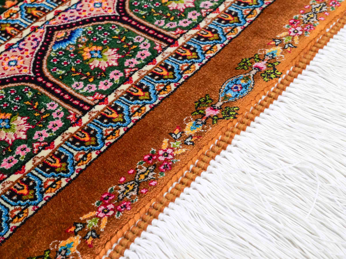 Ghom Maschinenteppich "Goshasp" 150 x 100 cm, mit Medaillon, aus pflanzlicher Seide (Viskose), Braun-Grün. Teppichnummer: V40WN150H. Persian Luxury Collection by Khademi. Made in Iran / Persia – Vertrieb durch JUPITER Intl.