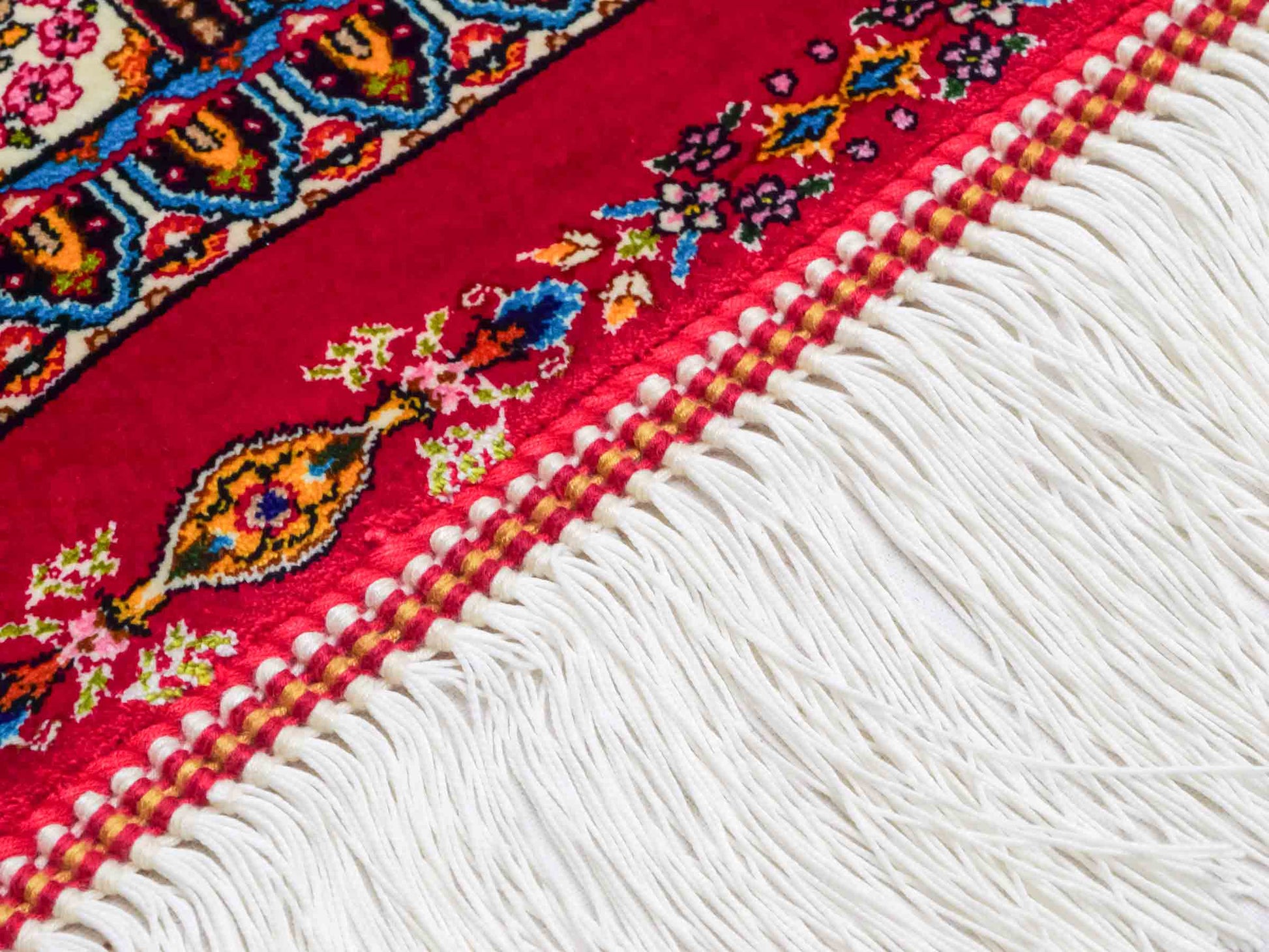 Ghom Maschinenteppich "Goshasp" 150 x 100 cm aus pflanzlicher Seide (Viskose) mit Gumbad-Medaillon, Rot. Teppichnummer: V40RD150H. Persian Luxury Collection by Khademi. Made in Iran / Persia – Vertrieb durch JUPITER Intl.