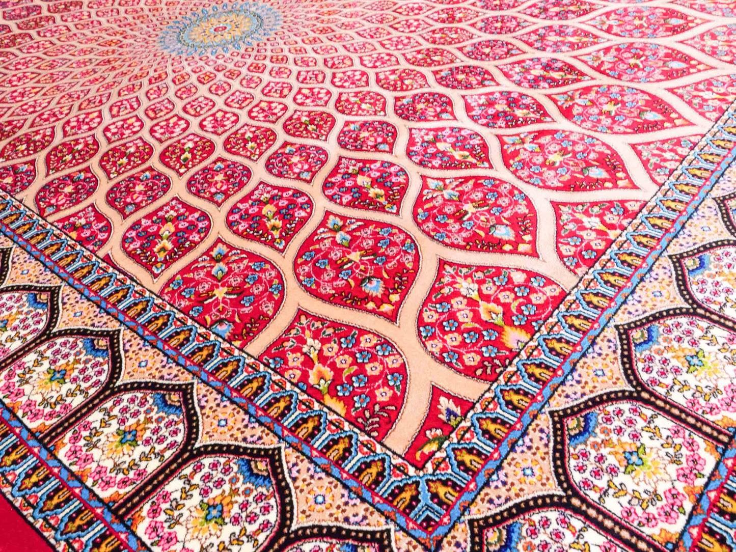 Ghom Maschinenteppich "Goshasp" 150 x 100 cm aus pflanzlicher Seide (Viskose) mit Gumbad-Medaillon, Rot. Teppichnummer: V40RD150H. Persian Luxury Collection by Khademi. Made in Iran / Persia – Vertrieb durch JUPITER Intl.