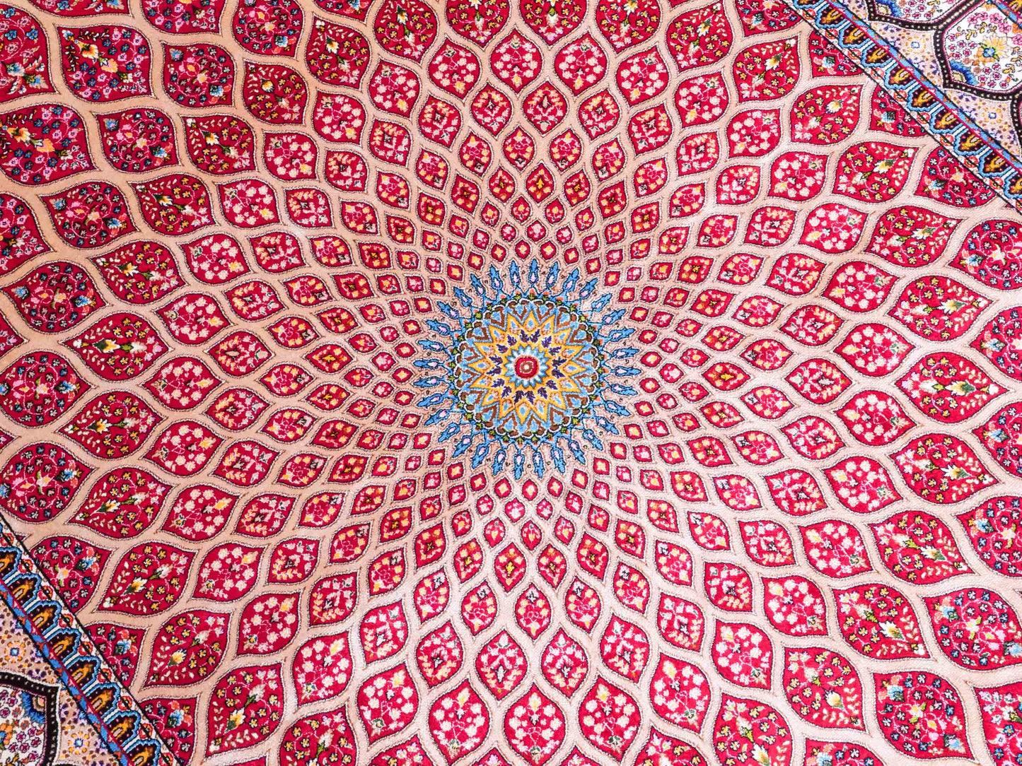 Ghom Maschinenteppich "Goshasp" 150 x 100 cm aus pflanzlicher Seide (Viskose) mit Gumbad-Medaillon, Rot. Teppichnummer: V40RD150H. Persian Luxury Collection by Khademi. Made in Iran / Persia – Vertrieb durch JUPITER Intl.
