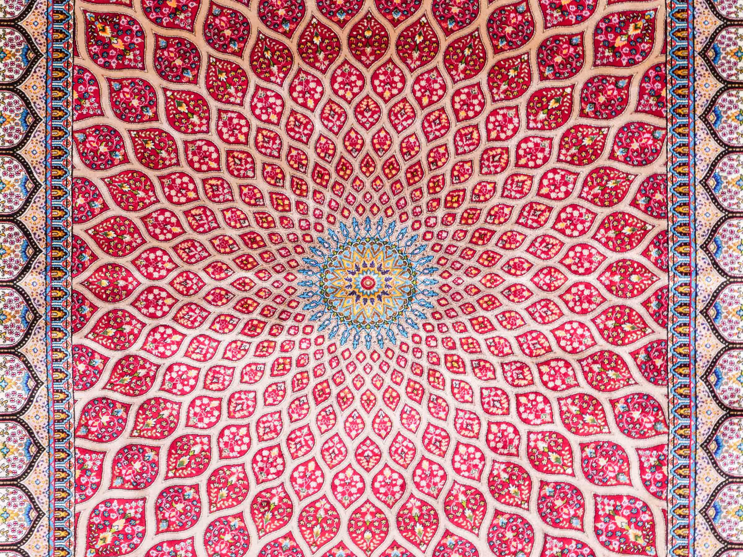 Ghom Maschinenteppich "Goshasp" 150 x 100 cm aus pflanzlicher Seide (Viskose) mit Gumbad-Medaillon, Rot. Teppichnummer: V40RD150H. Persian Luxury Collection by Khademi. Made in Iran / Persia – Vertrieb durch JUPITER Intl.