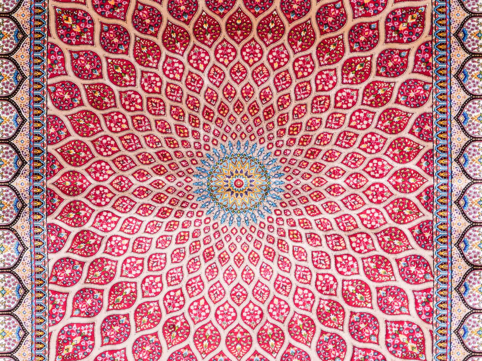 Ghom Maschinenteppich "Goshasp" 150 x 100 cm aus pflanzlicher Seide (Viskose) mit Gumbad-Medaillon, Rot. Teppichnummer: V40RD150H. Persian Luxury Collection by Khademi. Made in Iran / Persia – Vertrieb durch JUPITER Intl.