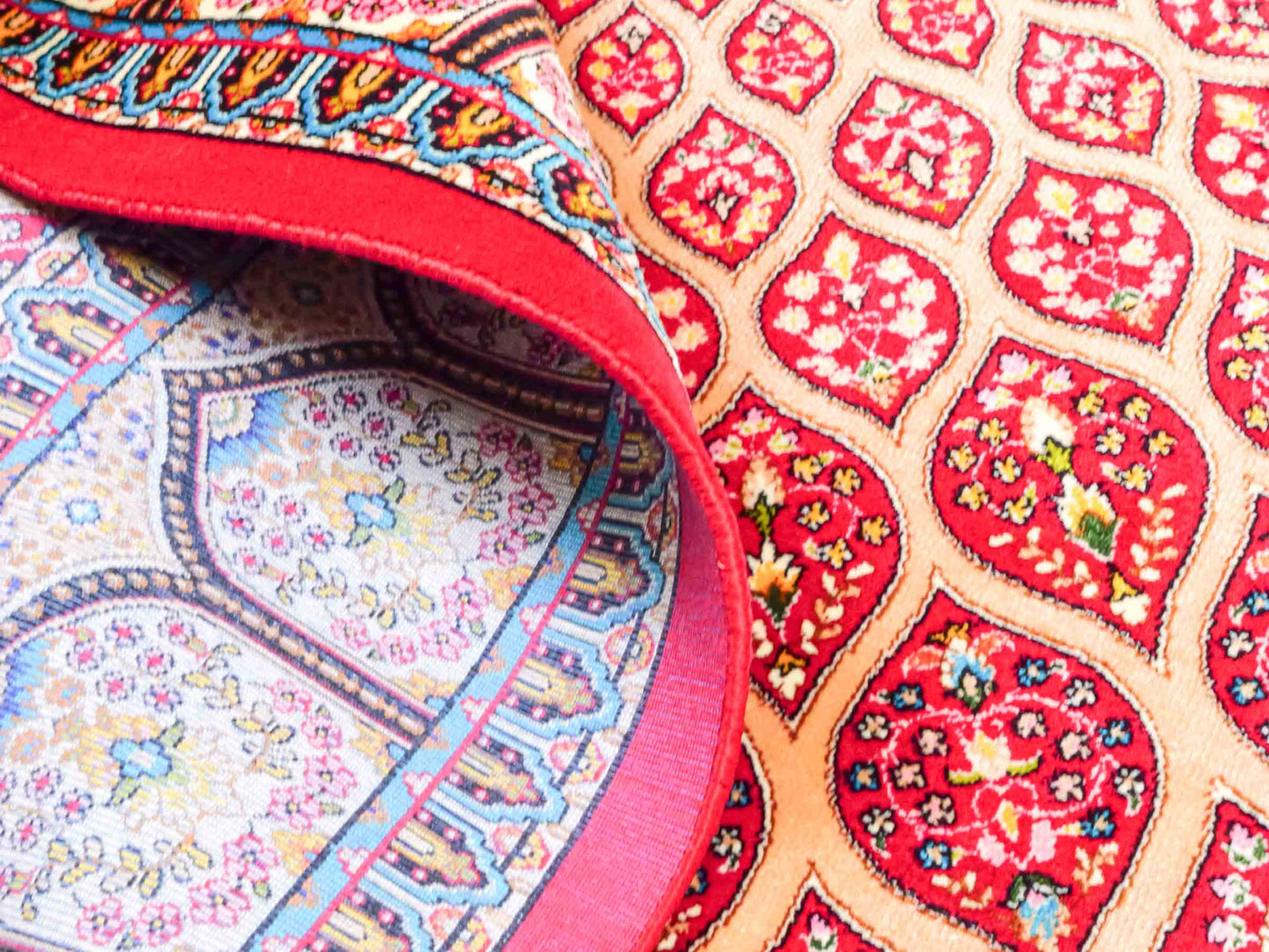 Ghom Maschinenteppich "Goshasp" 150 x 100 cm aus pflanzlicher Seide (Viskose) mit Gumbad-Medaillon, Rot. Teppichnummer: V40RD150H. Persian Luxury Collection by Khademi. Made in Iran / Persia – Vertrieb durch JUPITER Intl.