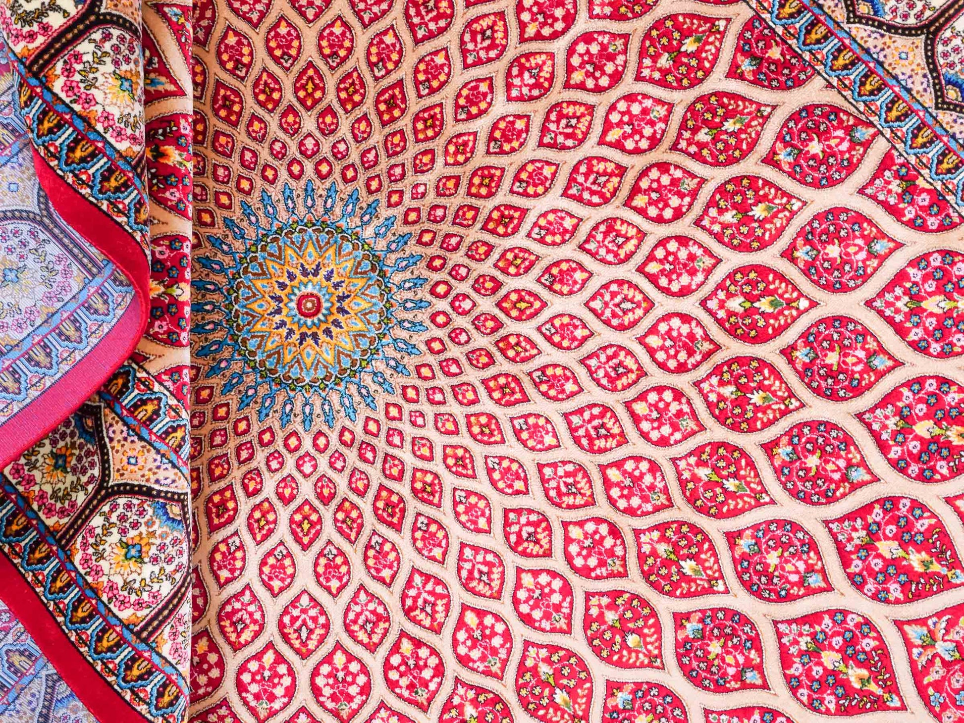 Ghom Maschinenteppich "Goshasp" 150 x 100 cm aus pflanzlicher Seide (Viskose) mit Gumbad-Medaillon, Rot. Teppichnummer: V40RD150H. Persian Luxury Collection by Khademi. Made in Iran / Persia – Vertrieb durch JUPITER Intl.