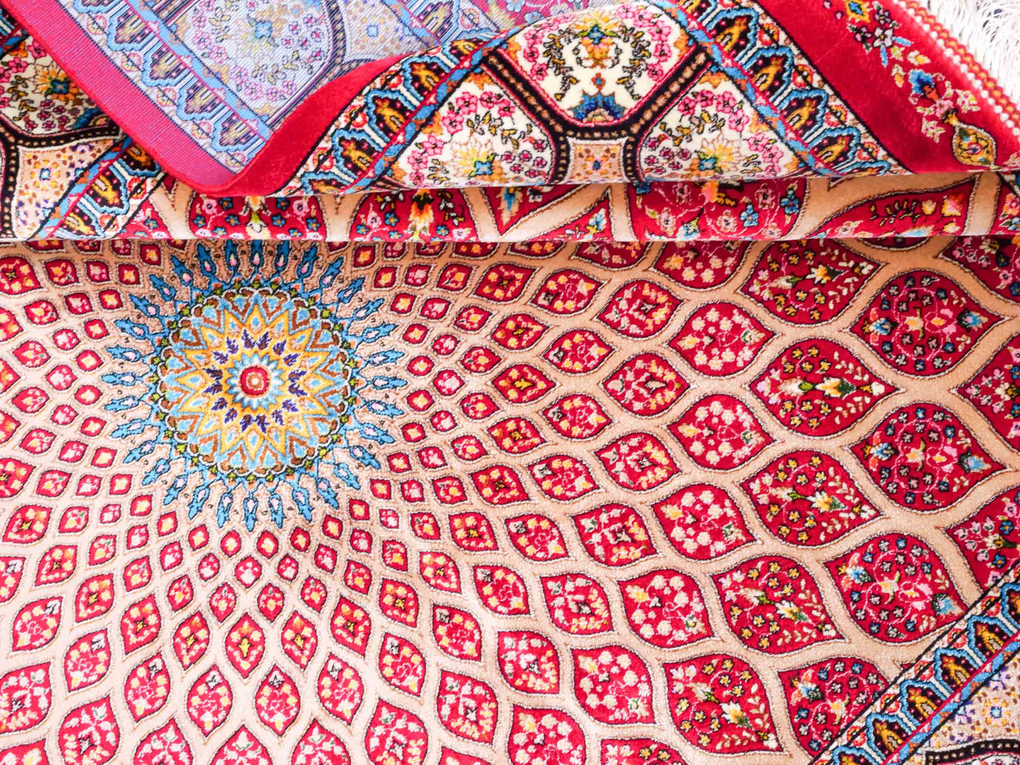 Ghom Maschinenteppich "Goshasp" 150 x 100 cm aus pflanzlicher Seide (Viskose) mit Gumbad-Medaillon, Rot. Teppichnummer: V40RD150H. Persian Luxury Collection by Khademi. Made in Iran / Persia – Vertrieb durch JUPITER Intl.