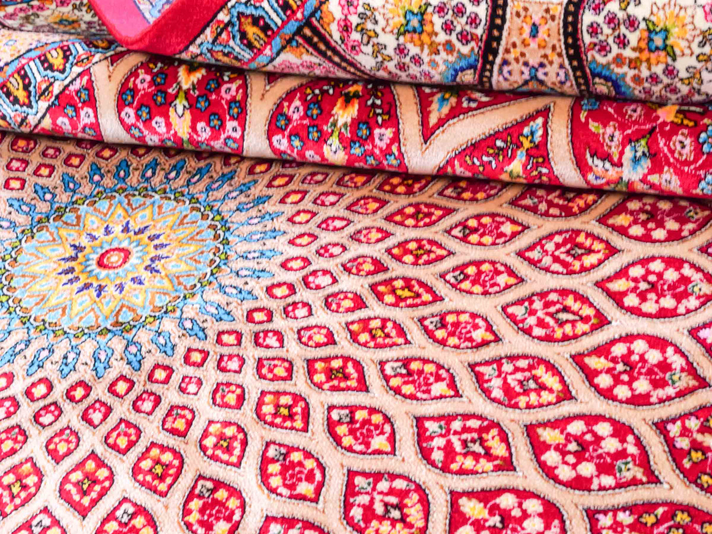 Ghom Maschinenteppich "Goshasp" 150 x 100 cm aus pflanzlicher Seide (Viskose) mit Gumbad-Medaillon, Rot. Teppichnummer: V40RD150H. Persian Luxury Collection by Khademi. Made in Iran / Persia – Vertrieb durch JUPITER Intl.