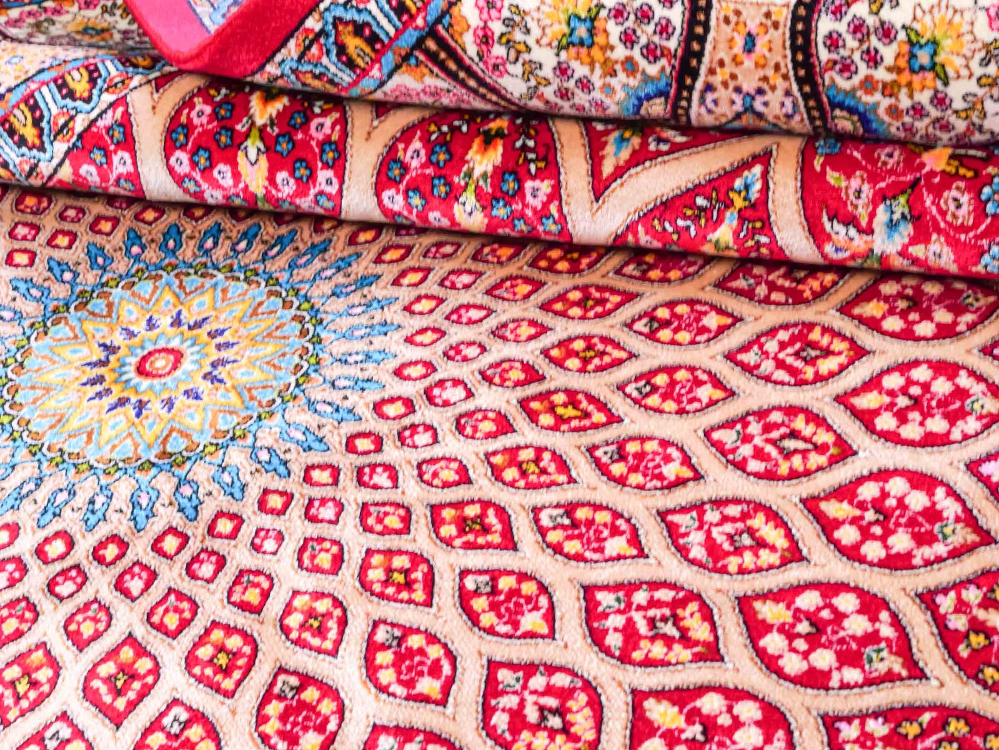 Ghom Maschinenteppich "Goshasp" 150 x 100 cm aus pflanzlicher Seide (Viskose) mit Gumbad-Medaillon, Rot. Teppichnummer: V40RD150H. Persian Luxury Collection by Khademi. Made in Iran / Persia – Vertrieb durch JUPITER Intl.