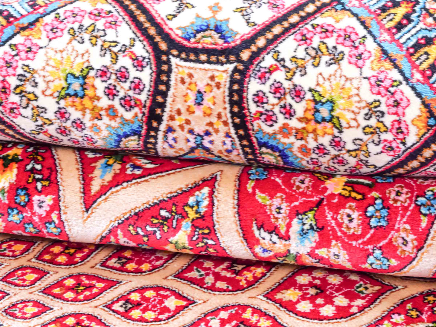 Ghom Maschinenteppich "Goshasp" 150 x 100 cm aus pflanzlicher Seide (Viskose) mit Gumbad-Medaillon, Rot. Teppichnummer: V40RD150H. Persian Luxury Collection by Khademi. Made in Iran / Persia – Vertrieb durch JUPITER Intl.