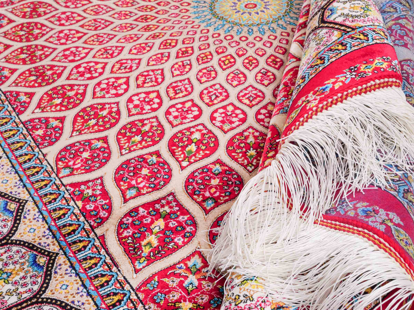 Ghom Maschinenteppich "Goshasp" 150 x 100 cm aus pflanzlicher Seide (Viskose) mit Gumbad-Medaillon, Rot. Teppichnummer: V40RD150H. Persian Luxury Collection by Khademi. Made in Iran / Persia – Vertrieb durch JUPITER Intl.