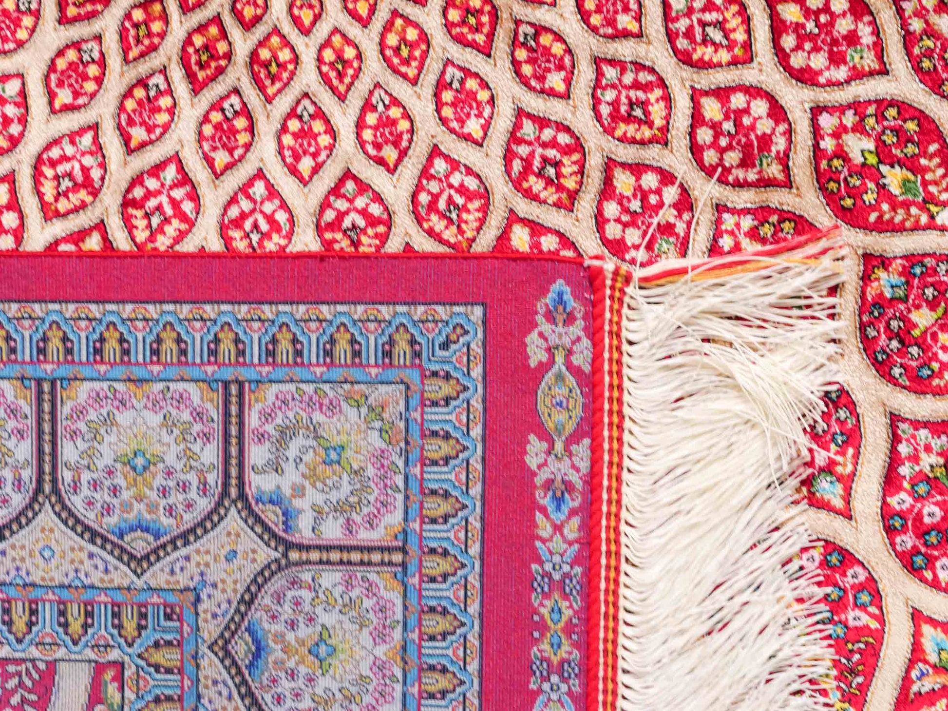 Ghom Maschinenteppich "Goshasp" 150 x 100 cm aus pflanzlicher Seide (Viskose) mit Gumbad-Medaillon, Rot. Teppichnummer: V40RD150H. Persian Luxury Collection by Khademi. Made in Iran / Persia – Vertrieb durch JUPITER Intl.