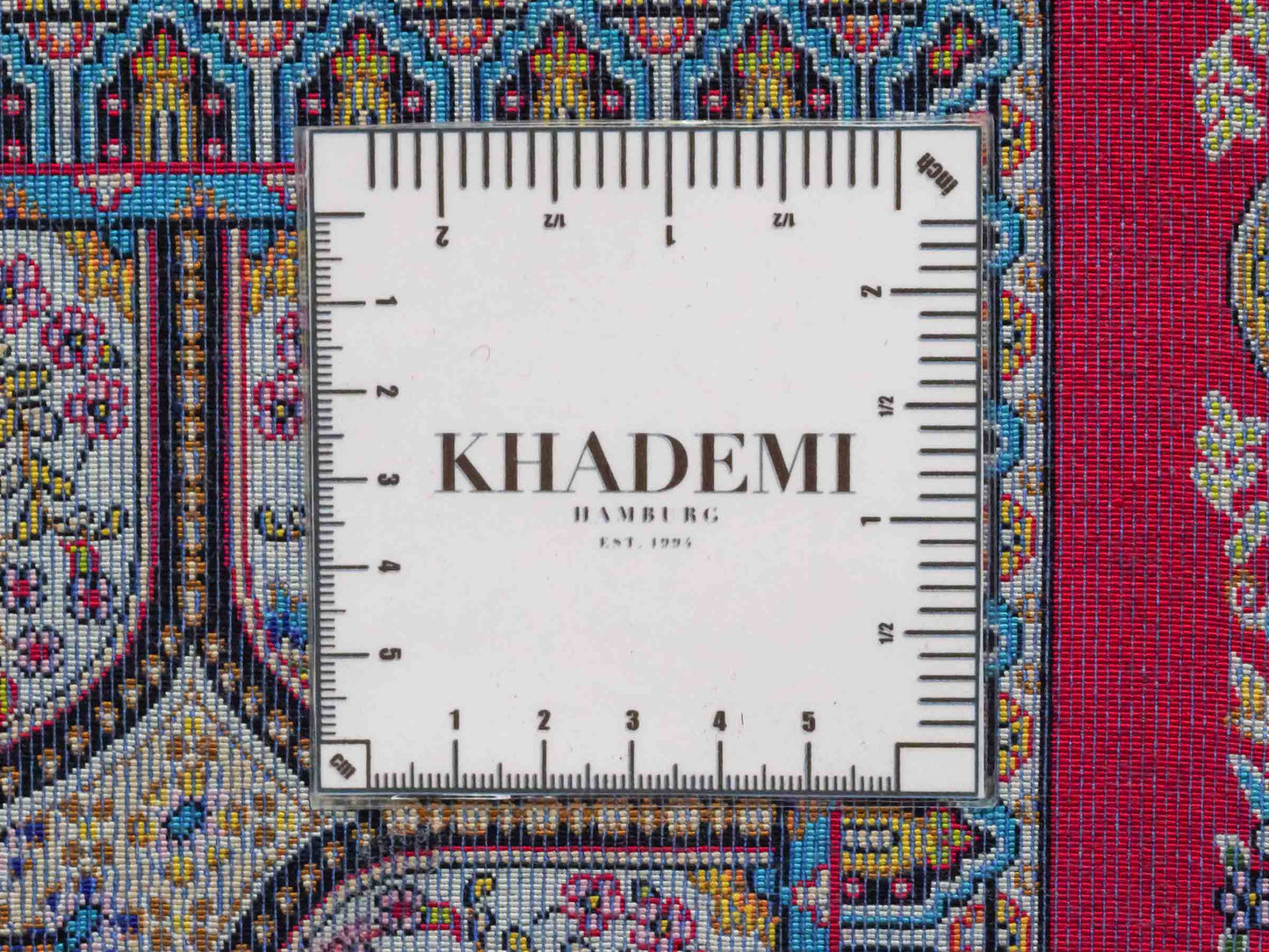 Ghom Maschinenteppich "Goshasp" 150 x 100 cm aus pflanzlicher Seide (Viskose) mit Gumbad-Medaillon, Rot. Teppichnummer: V40RD150H. Persian Luxury Collection by Khademi. Made in Iran / Persia – Vertrieb durch JUPITER Intl.