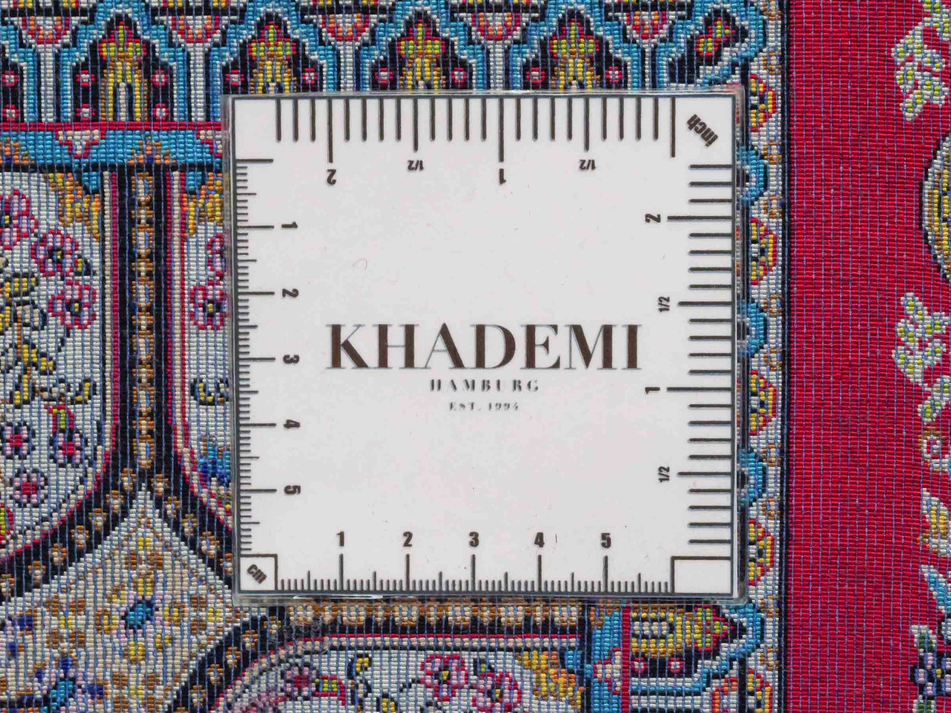 Ghom Maschinenteppich "Goshasp" 150 x 100 cm aus pflanzlicher Seide (Viskose) mit Gumbad-Medaillon, Rot. Teppichnummer: V40RD150H. Persian Luxury Collection by Khademi. Made in Iran / Persia – Vertrieb durch JUPITER Intl.
