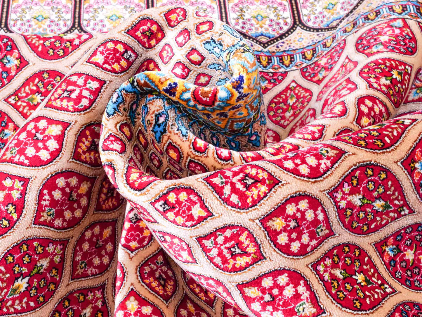 Ghom Maschinenteppich "Goshasp" 150 x 100 cm aus pflanzlicher Seide (Viskose) mit Gumbad-Medaillon, Rot. Teppichnummer: V40RD150H. Persian Luxury Collection by Khademi. Made in Iran / Persia – Vertrieb durch JUPITER Intl.