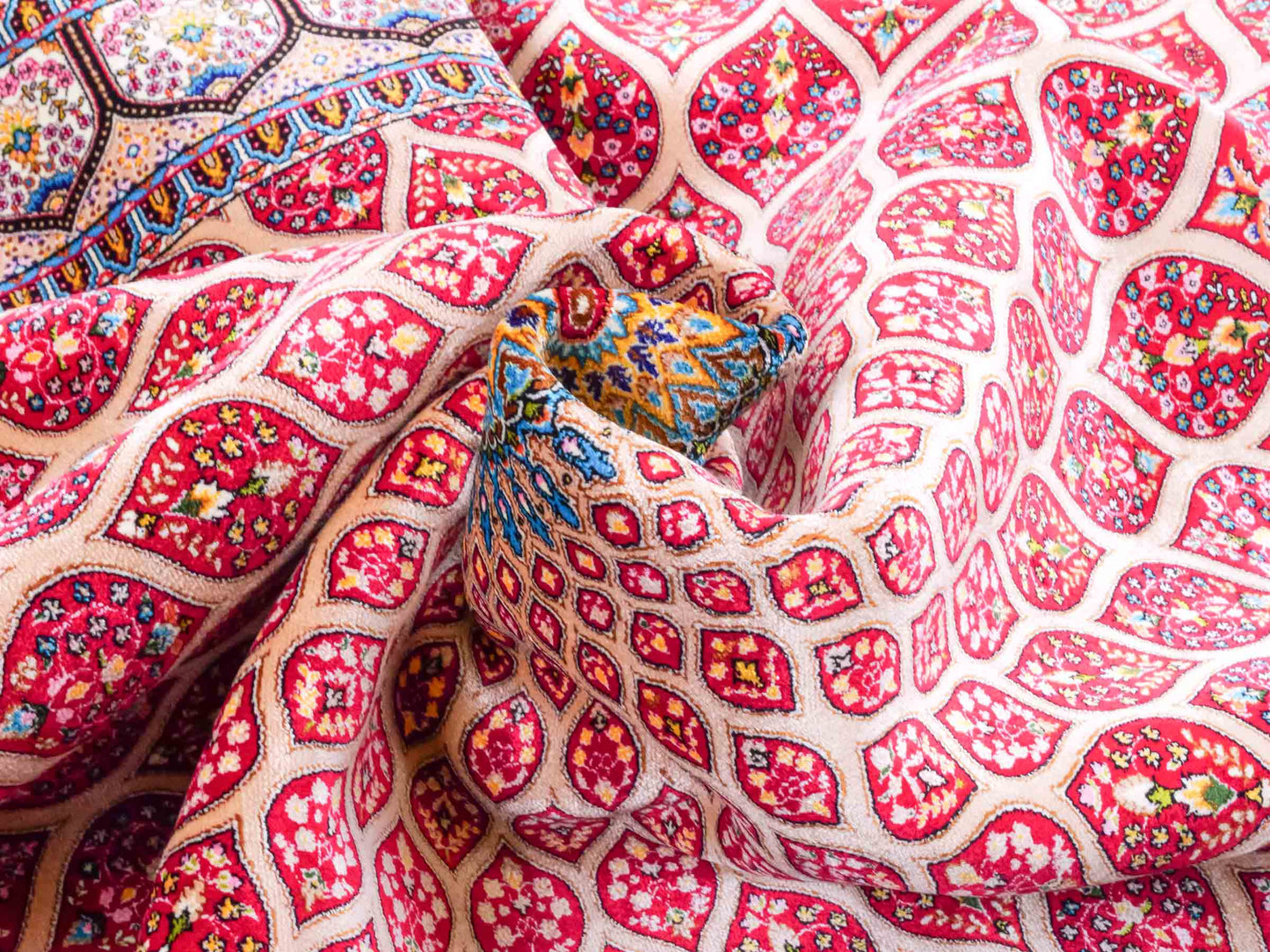 Ghom Maschinenteppich "Goshasp" 150 x 100 cm aus pflanzlicher Seide (Viskose) mit Gumbad-Medaillon, Rot. Teppichnummer: V40RD150H. Persian Luxury Collection by Khademi. Made in Iran / Persia – Vertrieb durch JUPITER Intl.