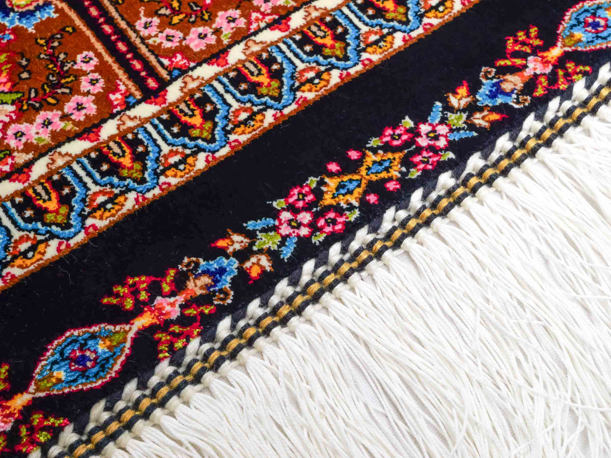 Ghom Maschinenteppich "Goshasp" 150 x 100 cm, mit Medaillon, aus pflanzlicher Seide (Viskose), Schwarz-Braun. Teppichnummer: V40BB150H. Persian Luxury Collection by Khademi. Made in Iran / Persia – Vertrieb durch JUPITER Intl.