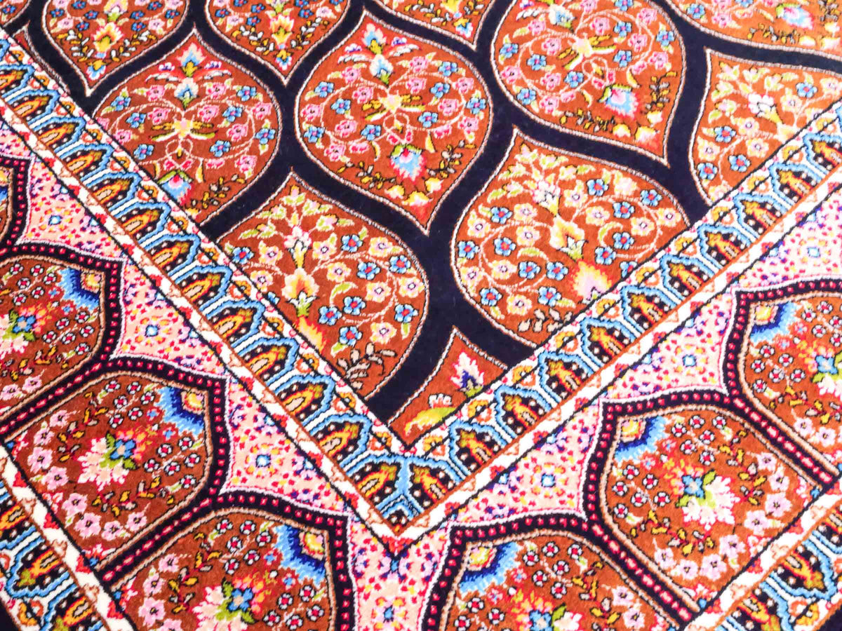 Ghom Maschinenteppich "Goshasp" 150 x 100 cm, mit Medaillon, aus pflanzlicher Seide (Viskose), Schwarz-Braun. Teppichnummer: V40BB150H. Persian Luxury Collection by Khademi. Made in Iran / Persia – Vertrieb durch JUPITER Intl.