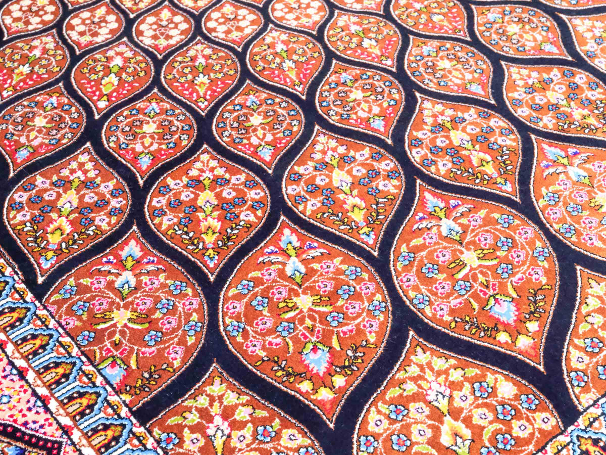 Ghom Maschinenteppich "Goshasp" 150 x 100 cm, mit Medaillon, aus pflanzlicher Seide (Viskose), Schwarz-Braun. Teppichnummer: V40BB150H. Persian Luxury Collection by Khademi. Made in Iran / Persia – Vertrieb durch JUPITER Intl.