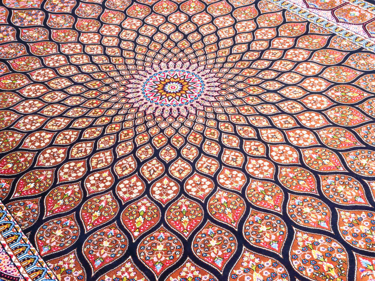Ghom Maschinenteppich "Goshasp" 150 x 100 cm, mit Medaillon, aus pflanzlicher Seide (Viskose), Schwarz-Braun. Teppichnummer: V40BB150H. Persian Luxury Collection by Khademi. Made in Iran / Persia – Vertrieb durch JUPITER Intl.