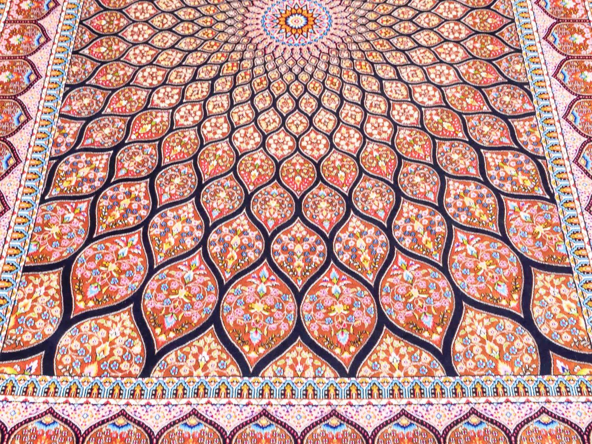 Ghom Maschinenteppich "Goshasp" 150 x 100 cm, mit Medaillon, aus pflanzlicher Seide (Viskose), Schwarz-Braun. Teppichnummer: V40BB150H. Persian Luxury Collection by Khademi. Made in Iran / Persia – Vertrieb durch JUPITER Intl.