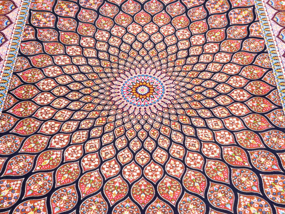 Ghom Maschinenteppich "Goshasp" 150 x 100 cm, mit Medaillon, aus pflanzlicher Seide (Viskose), Schwarz-Braun. Teppichnummer: V40BB150H. Persian Luxury Collection by Khademi. Made in Iran / Persia – Vertrieb durch JUPITER Intl.