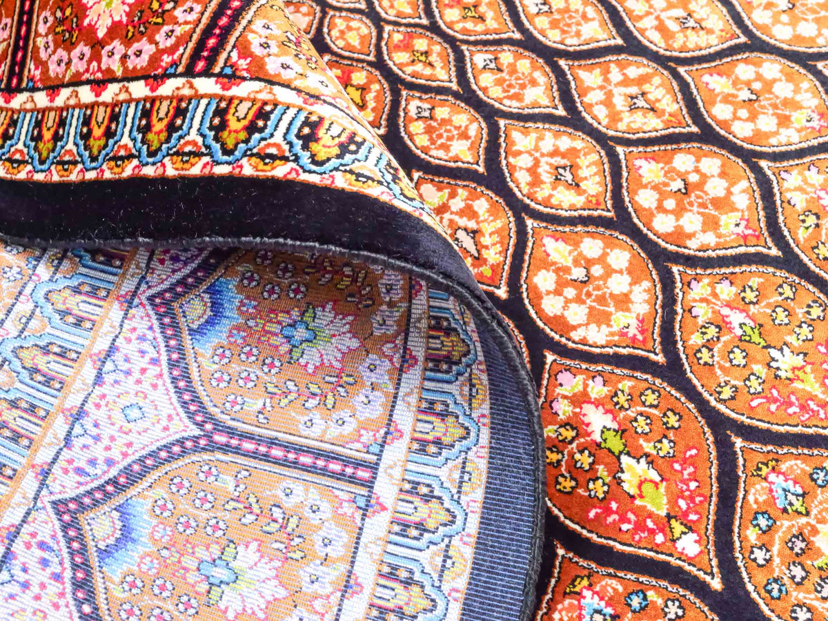 Ghom Maschinenteppich "Goshasp" 150 x 100 cm, mit Medaillon, aus pflanzlicher Seide (Viskose), Schwarz-Braun. Teppichnummer: V40BB150H. Persian Luxury Collection by Khademi. Made in Iran / Persia – Vertrieb durch JUPITER Intl.